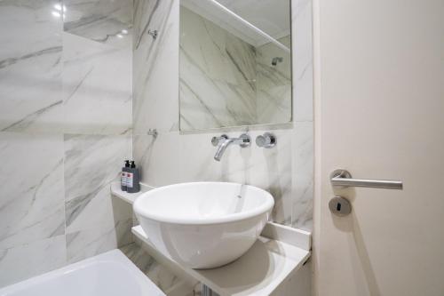 Koupelna v ubytování Monroe Suites