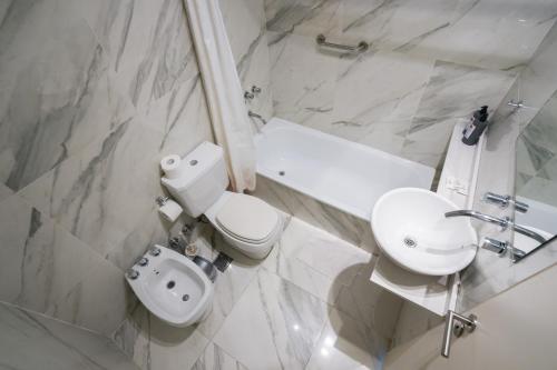 Koupelna v ubytování Monroe Suites