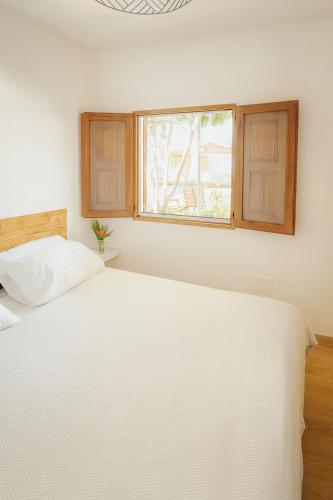 a white bed in a room with a window at Hotel Rural Villa del Monte in Santa Brígida
