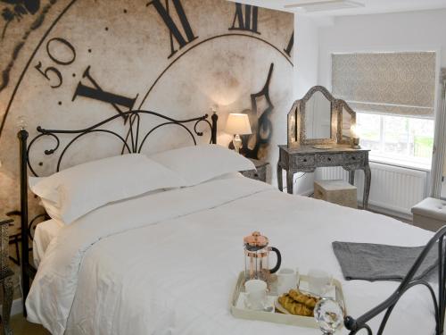 En eller flere senge i et værelse på Time Cottage