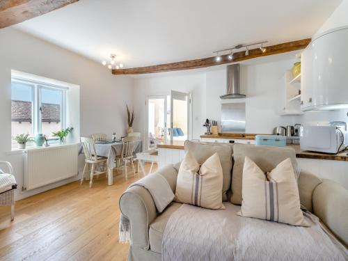 a living room with a couch and a kitchen at Rambler's Hideaway - Uk45414 in Eaton Bishop