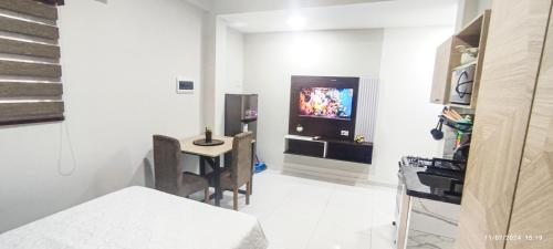 Televisyen dan/atau pusat hiburan di Hospedaje Zea Feria Fexpocruz