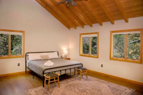 Ένα ή περισσότερα κρεβάτια σε δωμάτιο στο Naples Rustic Retreat