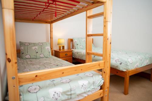 una camera con due letti a castello di Pine Cottage Little Haven a Little Haven