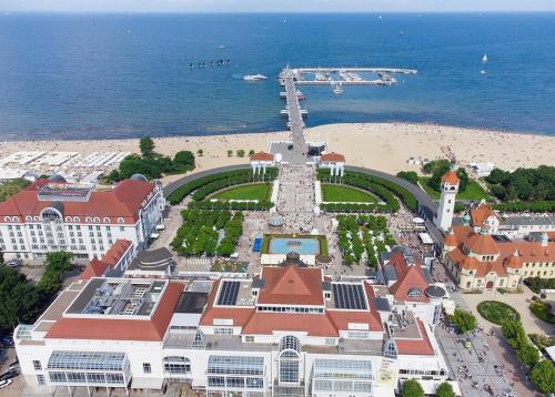 an aerial view of a building with a beach in the background at Apartament Chopina 5 m5 - Centrum Sopotu 3 min do Monciaka in Sopot