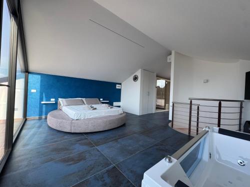 a bedroom with a bed and a bath tub at Aurora Rooms and Suite in Albignasego