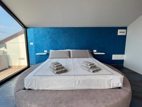 a bedroom with a bed with towels on it at Aurora Rooms and Suite in Albignasego