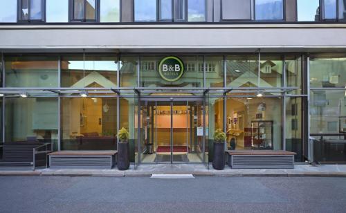 マリボルにあるB&B HOTEL Maribor Orelの正面に看板がある建物