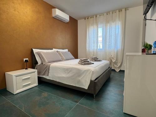 a bedroom with a large bed and a window at Aurora Rooms and Suite in Albignasego