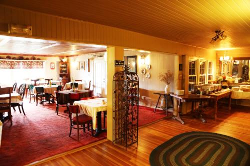 a restaurant with tables and chairs and a dining room at Grandview Lodge in Waynesville