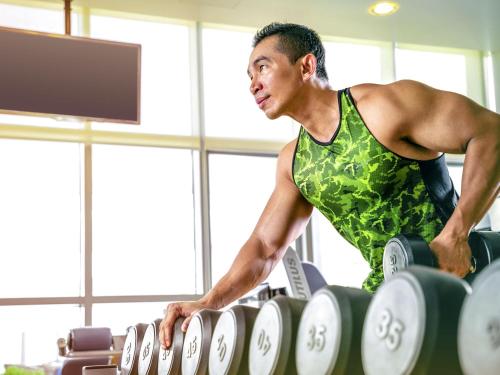 a man in a green shirt at Novotel Abu Dhabi Gate in Abu Dhabi