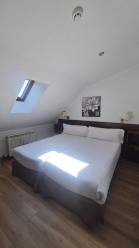 Una cama o camas en una habitación de Aston Hotel