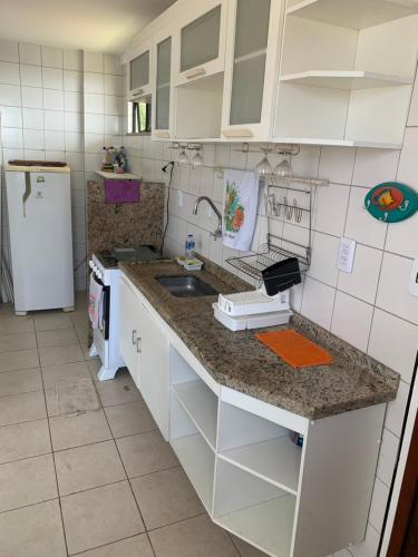 Dapur atau dapur kecil di Flat Veraneio Frente-Mar