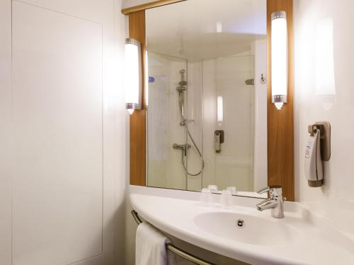 Bilik mandi di ibis Karlsruhe Hauptbahnhof