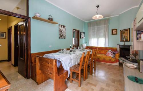 Χώρος καθιστικού στο Cozy Apartment In Marina Di Sant'angelo