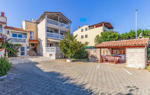 1 Bedroom Nice Apartment In Banjole