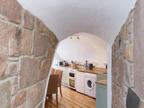 Una cocina o cocineta en Symbister Suite