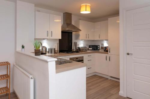 Kuchyň nebo kuchyňský kout v ubytování Bright & Modern 4 Bedroom House in Yeovil