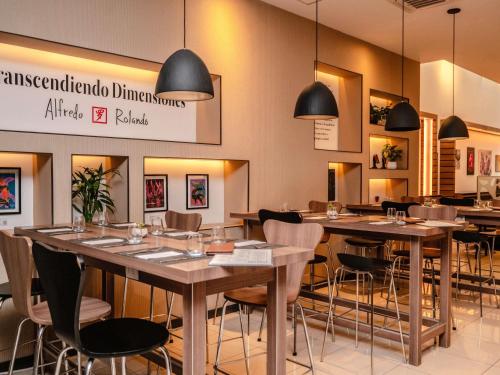 Un restaurante o sitio para comer en ibis Lima Larco Miraflores
