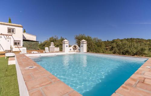 Πισίνα στο ή κοντά στο 4 Bedroom Amazing Home In Constantina