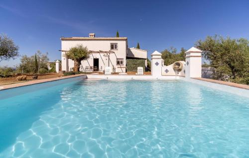 Πισίνα στο ή κοντά στο 4 Bedroom Amazing Home In Constantina