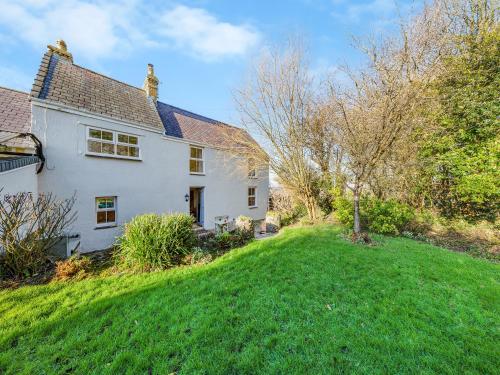 una imagen de una casa con un patio en The Farmhouse - Uk48734, en Gaerwen