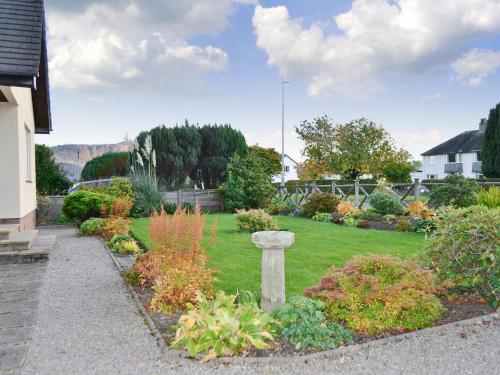 a garden with a statue in the middle of a yard at Crossfeld in Keswick