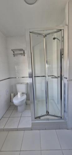 Un baño de LilyRose Hotel