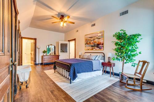 Ένα ή περισσότερα κρεβάτια σε δωμάτιο στο Walk to Main St Eclectic Gem in Little Rock