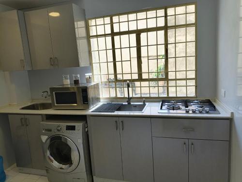 a kitchen with a sink and a washing machine at Apartamento Renovado en el Centro de Caracas Cerca de Todo in Caracas