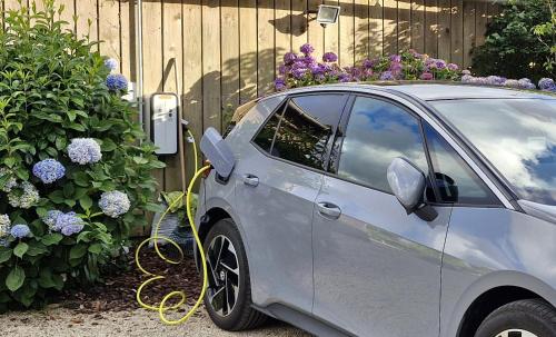 a car parked next to a fence with flowers at Espace Acu-Nature in Saint-Évarzec