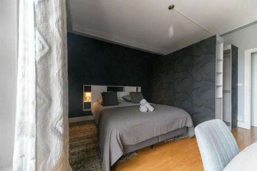 a bedroom with a bed and green walls at Le Sainte Barbe - Hyper Centre - Parc des sources in Vichy
