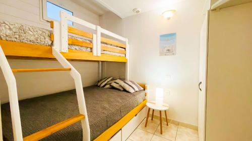Ένα ή περισσότερα κρεβάτια σε δωμάτιο στο Appartement dans résidence avec piscine
