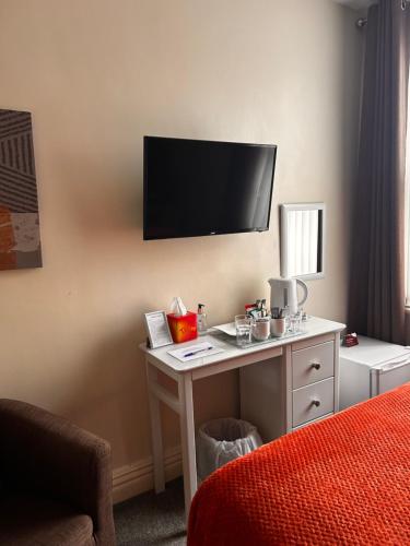 TV a/nebo společenská místnost v ubytování The Inglewood Hotel *Adults Only*