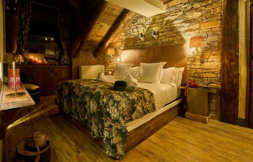 Ένα ή περισσότερα κρεβάτια σε δωμάτιο στο Hotel Valle de Pineta - Las Suites