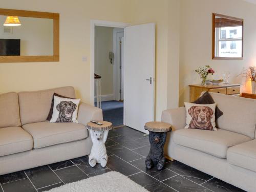 ケズウィックにあるLake Road Heightsのリビングルーム(ソファ2台、テーブル2台付)