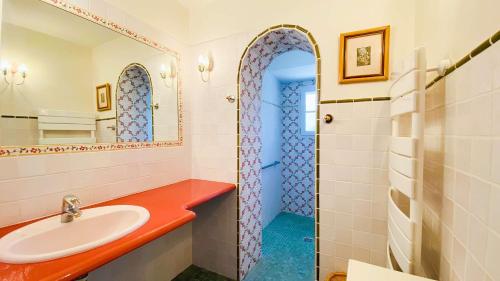 Ένα μπάνιο στο Villa de plain pied à l intérieur des remparts