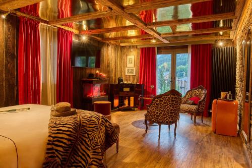Μια τηλεόραση ή/και κέντρο ψυχαγωγίας στο Hotel Valle de Pineta - Las Suites