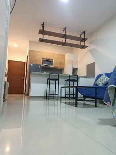 a kitchen and a living room with a blue couch at Viru Viru Express PrecioCalidad in Santa Cruz de la Sierra