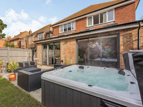un jacuzzi en el patio trasero de una casa en Vallance House, en Brighton & Hove