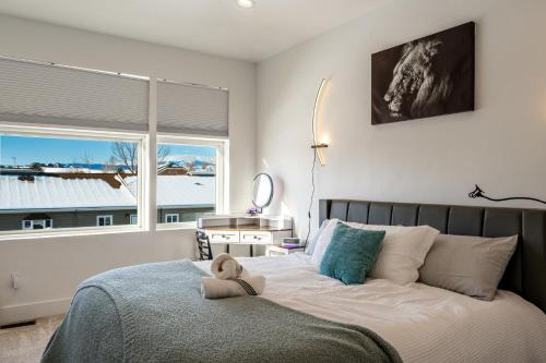 ein Teddybär sitzt auf einem Bett in einem Schlafzimmer in der Unterkunft The Zen Den - Sauna Sleeps 15 & King Bed - Health Amenities in Sheridan