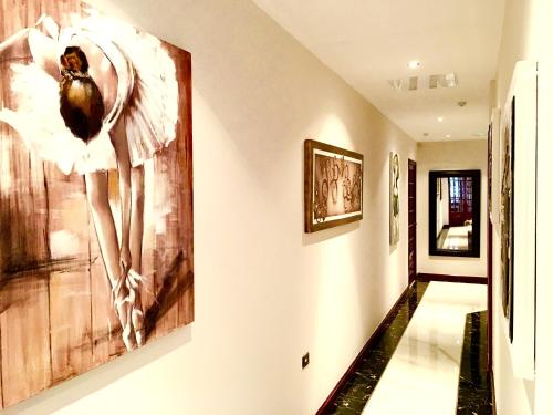 a hallway with a painting of a ballet dancer on the wall at Il Sogno di Gio della Laguna in Las Lagunas