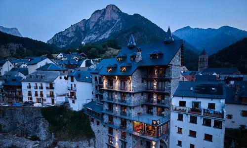 Nespecifikovaný výhled na hory nebo výhled na hory při pohledu z hotelu