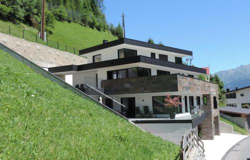 une maison sur le flanc d'une colline dans l'établissement Aparthotel Adrenalin, à Kappl