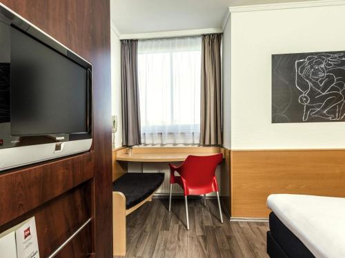 TV a/nebo společenská místnost v ubytování ibis Hotel Eisenach