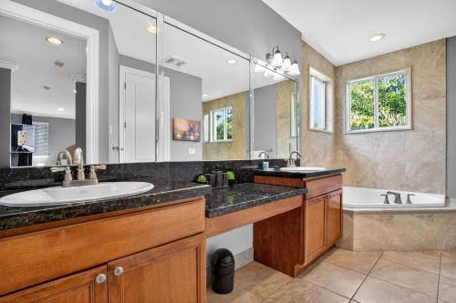 ein Badezimmer mit zwei Waschbecken und einem großen Spiegel in der Unterkunft Fort Lauderdale Villa Private Pool - Rooftop in Fort Lauderdale