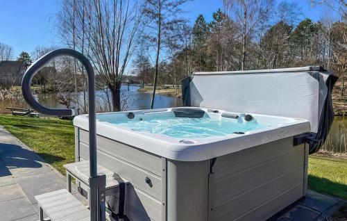 Gambar di galeri bagi Amazing Home In Vlagtwedde With Jacuzzi di Vlagtwedde