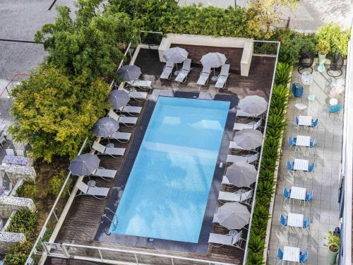 Piscine de l'établissement ibis Styles Nice Aéroport Arenas ou située à proximité