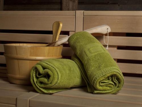 a green towel sitting on a counter next to a bowl at Natürlich Hotel mit Charakter in Fiss
