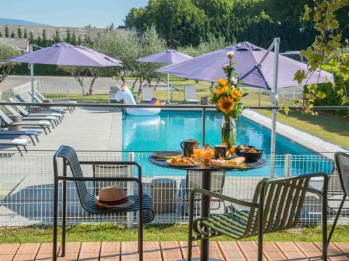 Piscina en o cerca de ibis Styles Pertuis Portes du Luberon